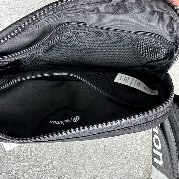Lululemon Everywhere Belt Bag 1L Black/White Brand New - Picture 14 of 15